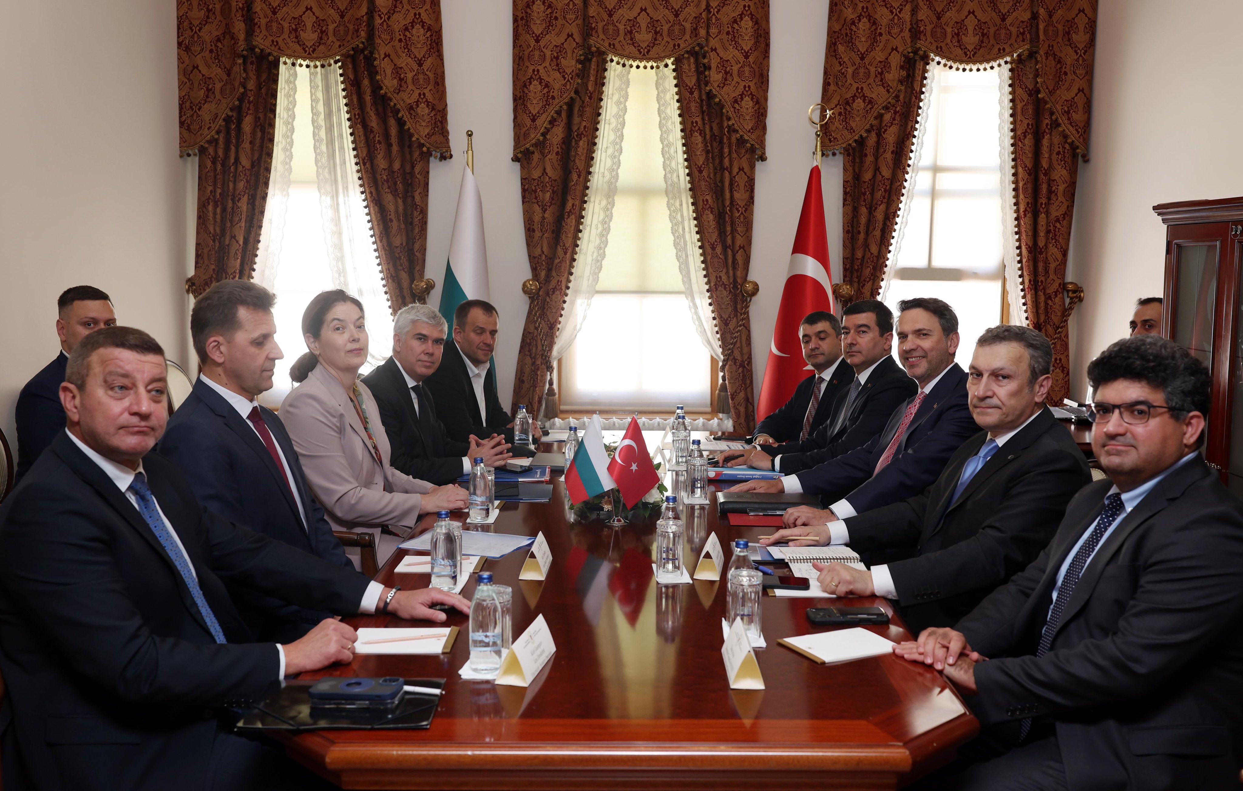 Enerji ve Tabii Kaynaklar Bakanı Alparslan Bayraktar ile Bulgaristan Enerji Bakanı Iva Petrova’nın İstanbul’daki görüşmesi.