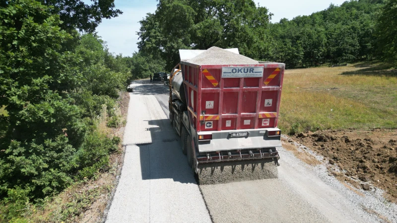 Aydınlar ve Derbent mahallelerinde toplam 4 bin 700 metre uzunluğundaki güzergahta sathi kaplama çalışması.