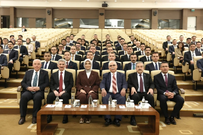 Yüce Divan Salonu’nda gerçekleştirilen programa Anayasa Mahkemesi Başkanı Kadir Özkaya’nın yanı sıra Anayasa Mahkemesi Üyeleri Recai Akyel ve Muhterem İnce ile İçişleri Bakan Yardımcısı Kübra Güran Yiğitbaşı katıldı.