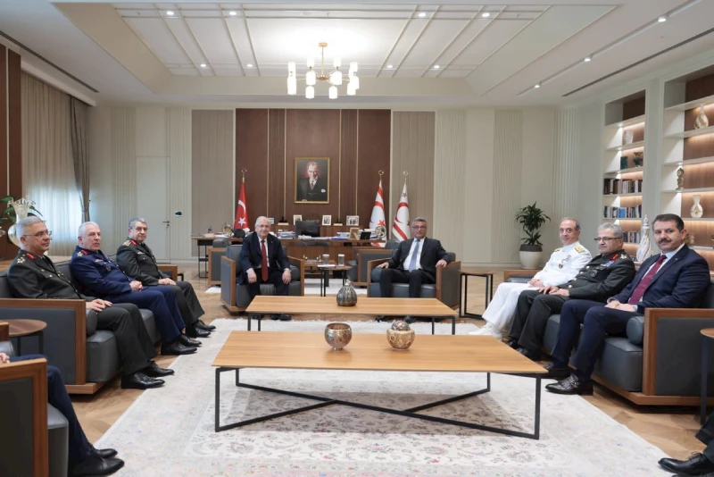 Genelkurmay Başkanı Orgeneral Selçuk Bayraktaroğlu, Deniz Kuvvetleri Komutanı Oramiral Ercüment Tatlıoğlu, Hava Kuvvetleri Komutanı Orgeneral Ziya Cemal Kadıoğlu, Kara Kuvvetleri Komutanı Orgeneral Metin Tokel ve Bakan Yardımcısı Salih Ayhan