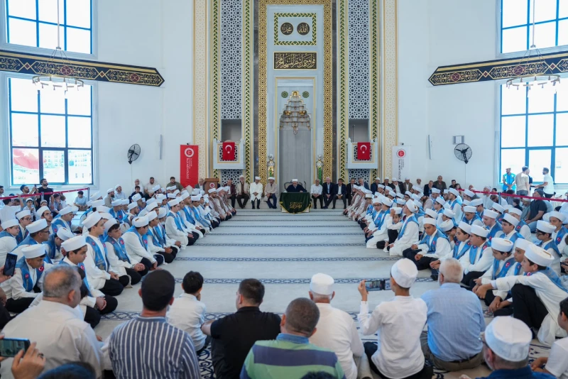 Esenler Müftülüğü’nün düzenlediği Hafızlık İcazet Merasimi’ne Vali Davut Gül, Diyanet İşleri Başkan Yardımcısı Prof. Dr. Ahmet İshak Demir ve protokol üyeleri katıldı.