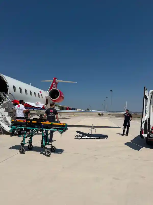 Memişoğlu, Mısır'da geçirdikleri trafik kazasında yaralanan 3 vatandaşın hava ambulansı operasyonuyla İstanbul'a getirildiğini duyurdu.
