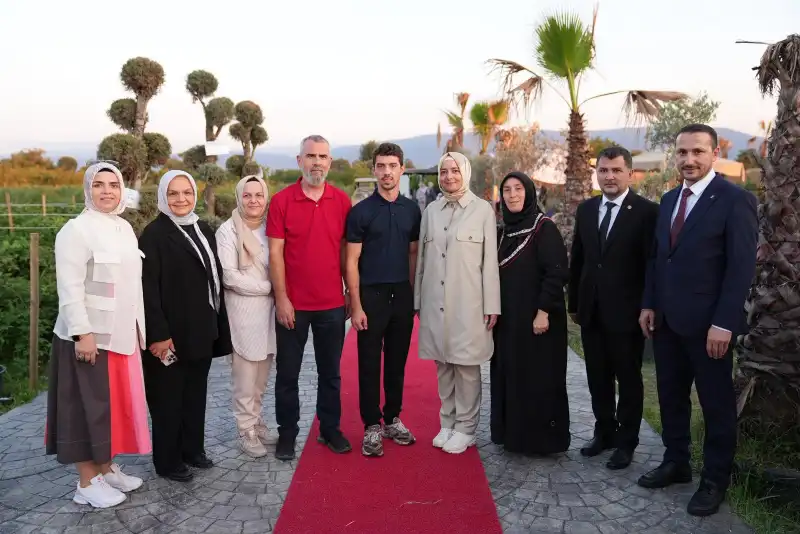 Dr. Betül Sayan Kaya, Düzce temasları kapsamında ailesiyle birlikte 3 yıldır tarımsal üretim yapan İlahiyat Fakültesi 3. sınıf öğrencisi Muhammed Bilal Köse'nin bahçesinde incelemelerde bulundu.